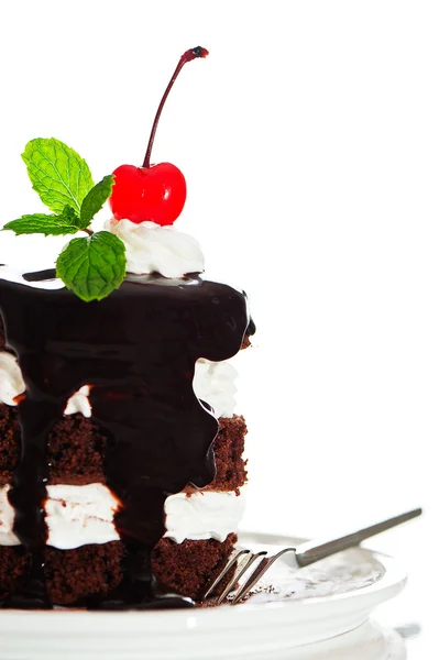 Una piccola torta al cioccolato con 2 strati di panna bianca, ciliegia e menta — Foto Stock