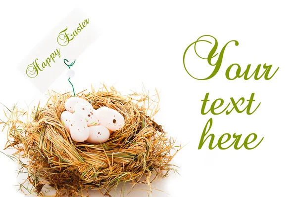 Ein Nest mit Ostereiern und einem Etikett mit glücklichem Esser auf weißem b — Stockfoto