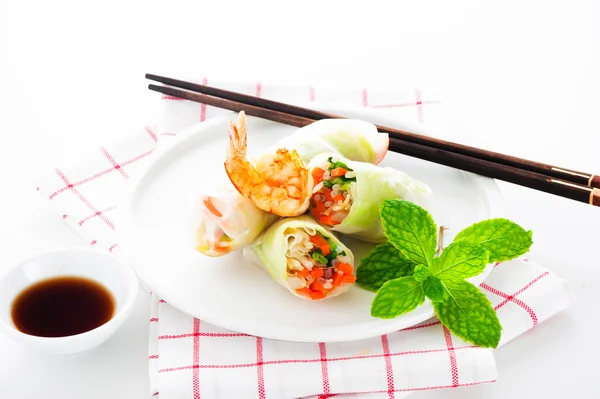 Vegetarian spring roll with carrot, soy sprouts and shrimp on wh — Stock Photo, Image