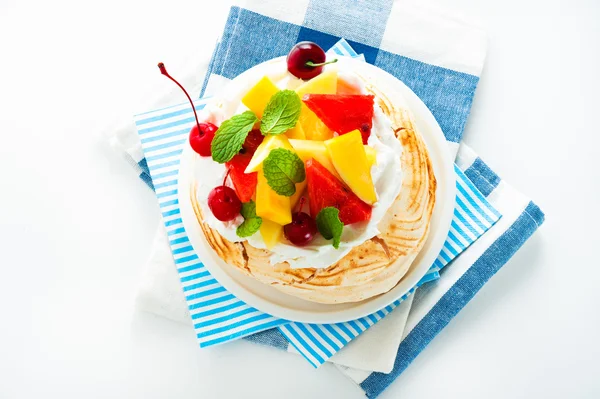 Pavlova mit frischem Obst (Mango, Ananas, Wassermelone, Kirsche) — Stockfoto