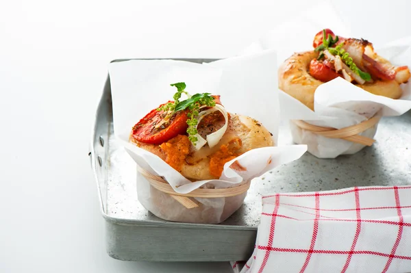 Muffin pizza fresca come spuntino su sfondo bianco come uno studio sh — Foto Stock