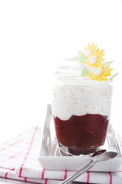 Un vaso con mousse au chocolat y crema batida sobre respaldo blanco —  Fotos de Stock