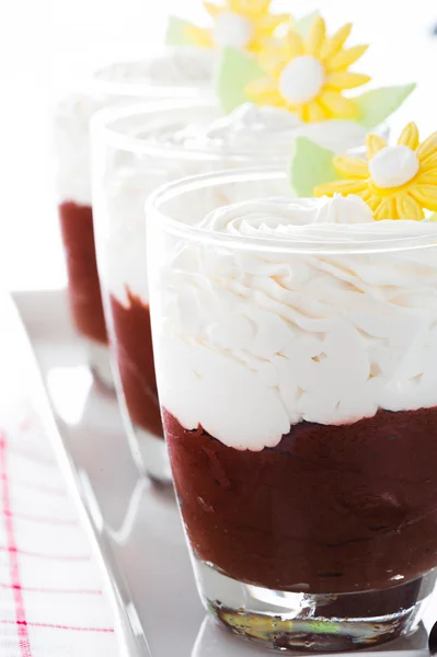Ein Glas mit Mousse au Chocolat und Schlagsahne auf weißem Backblech — Stockfoto