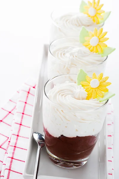 Un verre avec mousse au chocolat et crème fouettée sur fond blanc — Photo