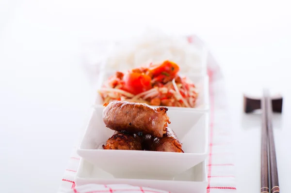 Pikantní thajské papája salát s klobásou a rýže na bílém poza — Stock fotografie
