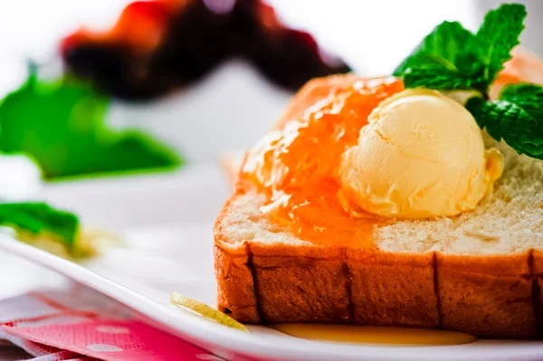 Desayuno con mantequilla tostada francesa y mermelada en un plato blanco — Foto de Stock