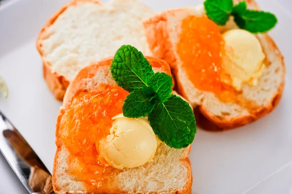 早餐用法国面包黄油和果酱放在白板 — 图库照片