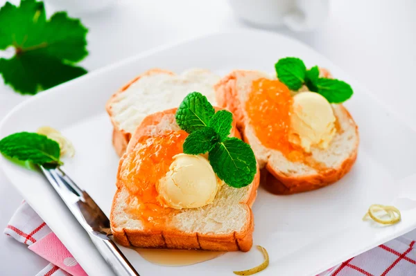 Desayuno con mantequilla tostada francesa y mermelada en un plato blanco —  Fotos de Stock