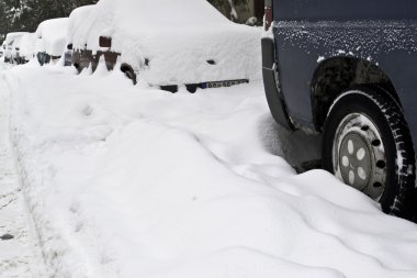kar kaplı arabalar Sokaklarda
