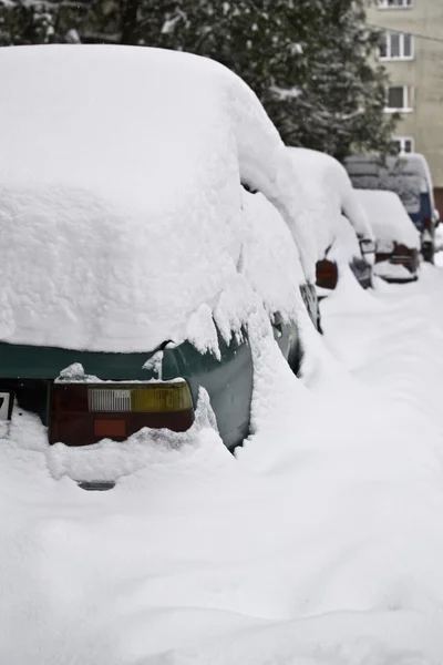 雪盖的车在街上 — 图库照片