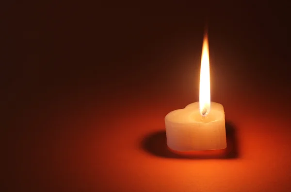 Романтическая свеча - символ ЛЮБВИ — стоковое фото