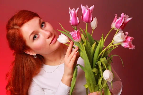 Menina encantadora com tulipas — Fotografia de Stock