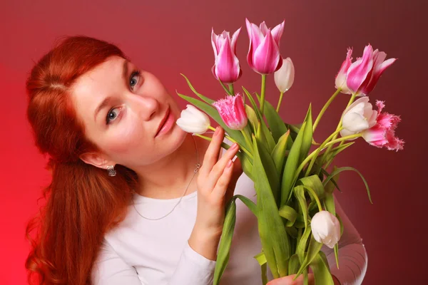 Mujer joven con hermosos tulipanes — Foto de Stock