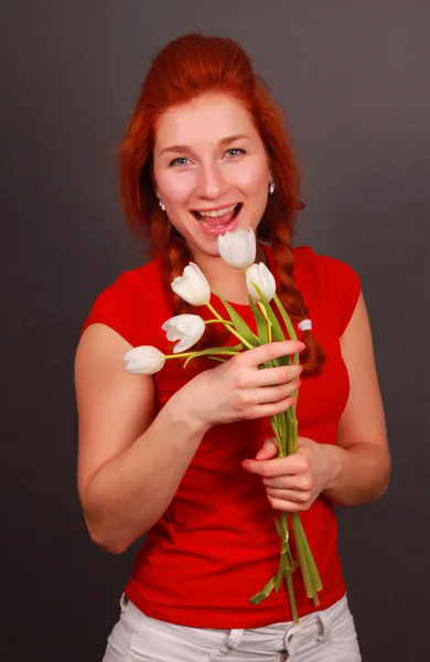 Hezká dívka s bílými tulipány — Stock fotografie
