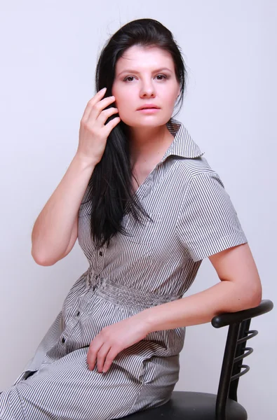 Studio immagine di bella giovane donna su sfondo grigio — Foto Stock