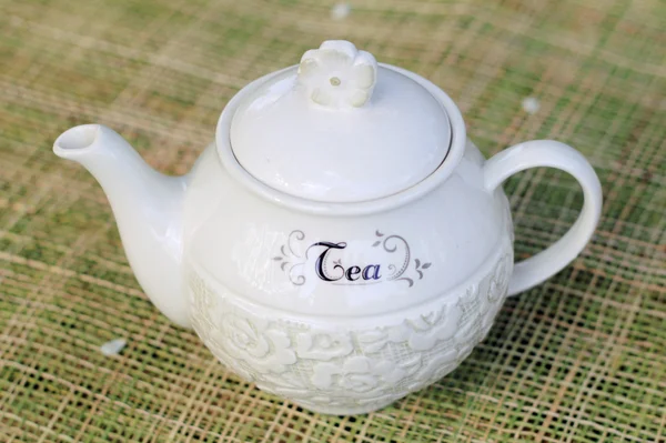 Білий чай чайник — стокове фото