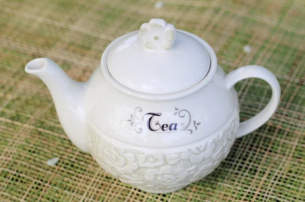 Beyaz çay çaydanlık — Stok fotoğraf