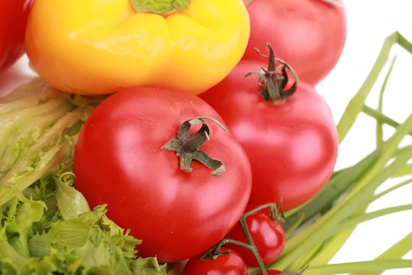 Rote Tomaten unter frischem Gemüse — Stockfoto