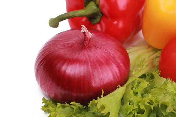 Rote Zwiebel über Gemüse — Stockfoto