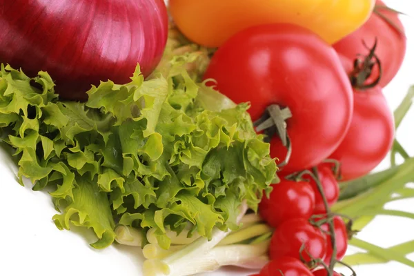 Grüne Salatblätter unter dem Gemüse — Stockfoto