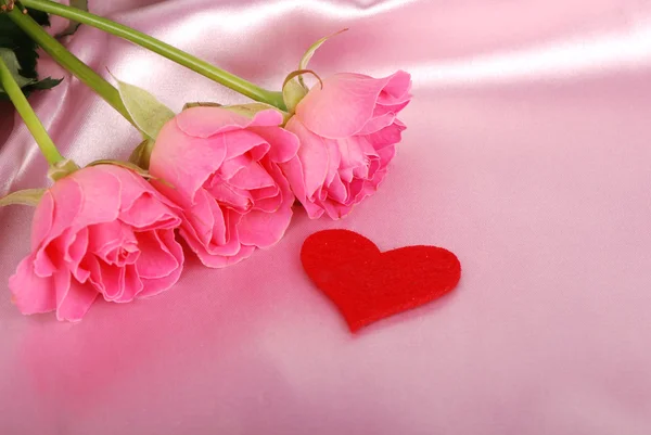 Σχήμα καρδιάς με ροζ τριαντάφυλλα — Φωτογραφία Αρχείου