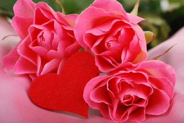 Three roses with heart symbol — Stock Photo, Image