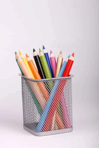 Lápis coloridos em um suporte — Fotografia de Stock