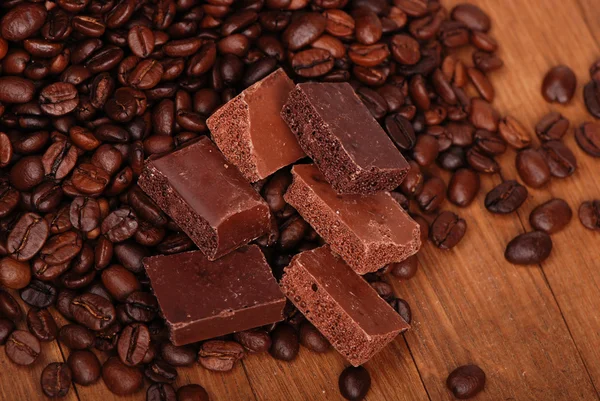 Немного шоколада и кофейных зерен — стоковое фото