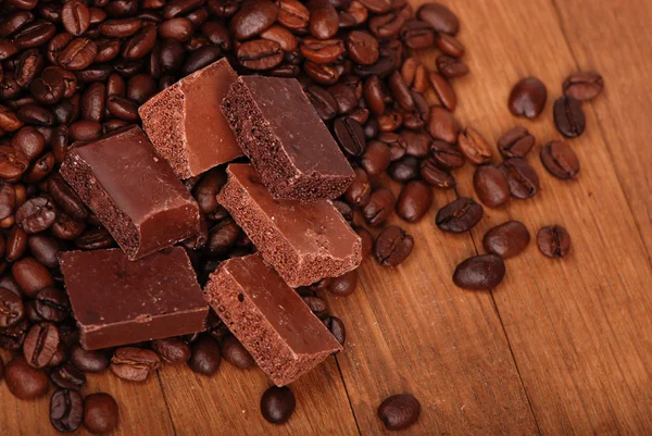 Koffie bonen met bepaalde soorten chocolade — Stockfoto