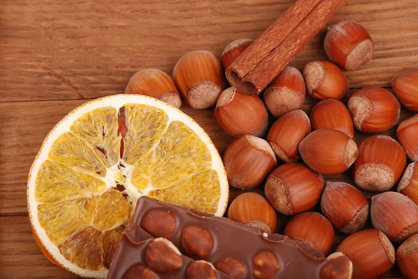 Algumas especiarias e chocolate com avelãs — Fotografia de Stock