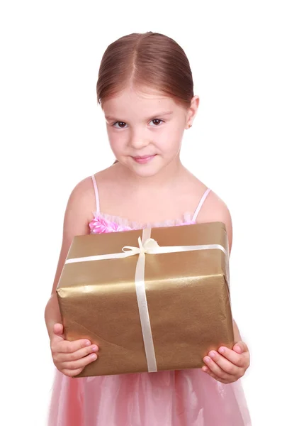 Милая маленькая девочка с коробкой подарков — стоковое фото