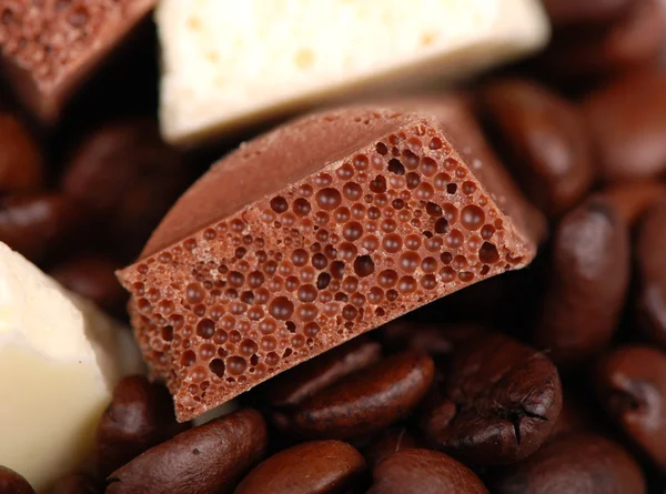 Durchlüftete Schokolade und Kaffeebohnen — Stockfoto