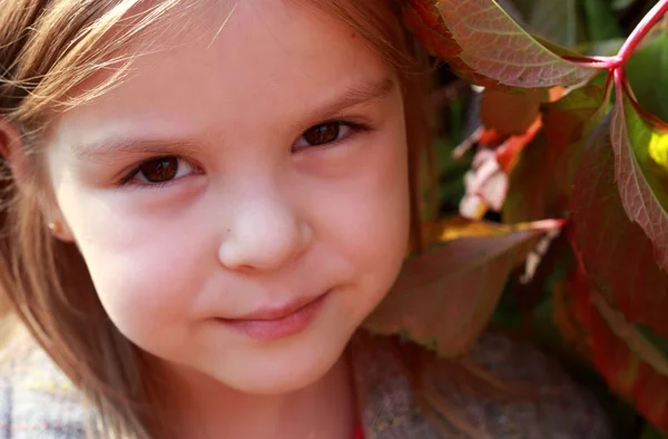Close-up portret van mooi meisje — Stockfoto