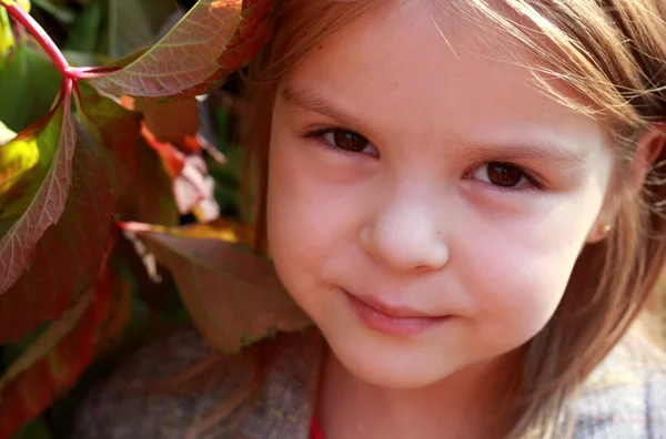Close-up portret van mooi meisje — Stockfoto