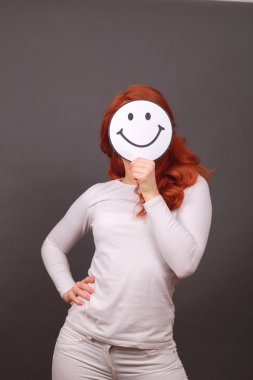 Kızıl saçlı kız gülümseyerek