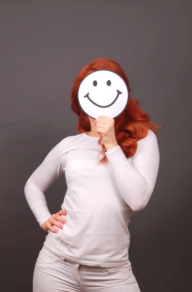 Улыбающаяся девушка с рыжими волосами — стоковое фото