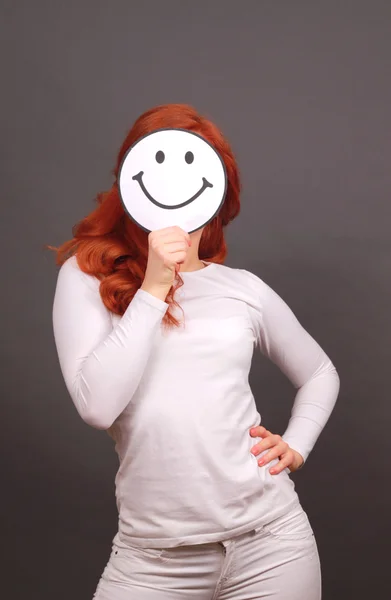Usměvavá dívka s rudými vlasy — Stock fotografie