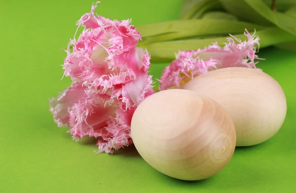 Αυγά πασχαλιάς και τουλίπες — Φωτογραφία Αρχείου