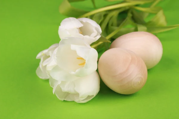 Ξύλινα αυγά με υπέροχη λευκή τουλίπες — Φωτογραφία Αρχείου