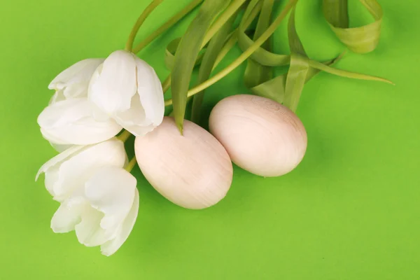 Λευκή τουλίπες με ξύλινα αυγά — Φωτογραφία Αρχείου