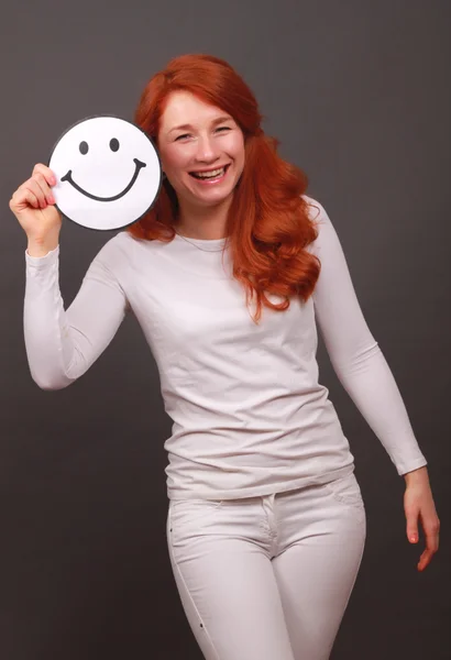 Usměvavá dívka s rudými vlasy — Stock fotografie