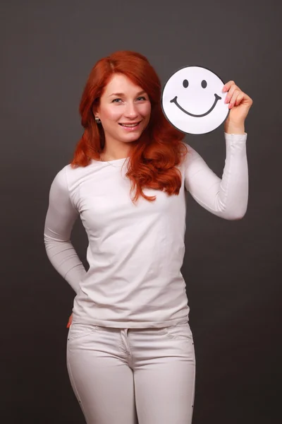 Chica sonriente con el pelo rojo — Foto de Stock