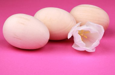 Paskalya yumurtaları ve laleler