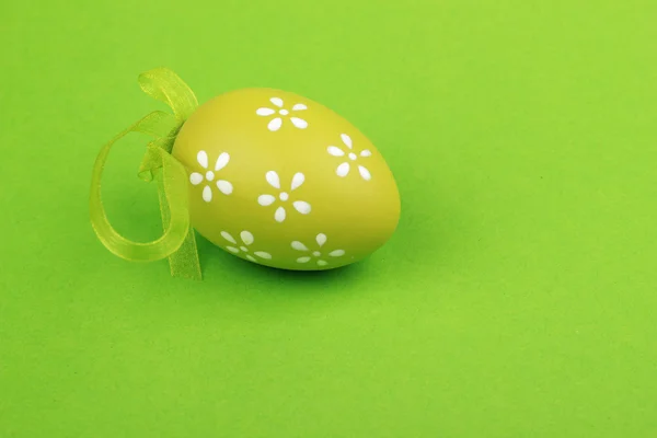 Green painted egg — Stock Photo, Image