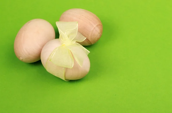 Ξύλινα αυγό με κορδέλα — Φωτογραφία Αρχείου