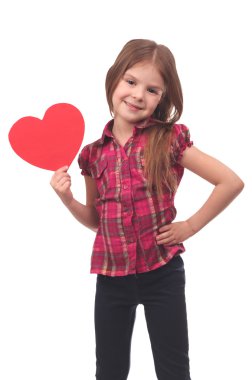 niña con el símbolo del corazón