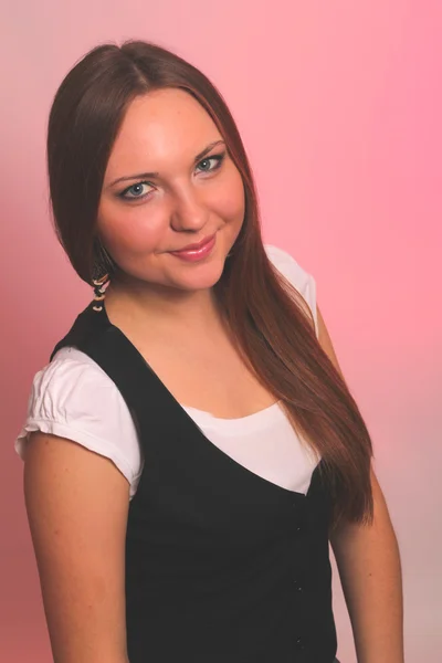 Egy gyönyörű fiatal nő, miután egy boldog gondolat Vértes portréja — Stock Fotó