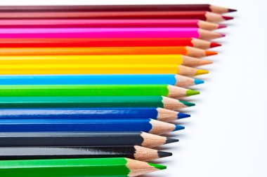 hafif bir arka plan üzerinde renkli kalemler
