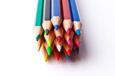 hafif bir arka plan üzerinde renkli kalemler