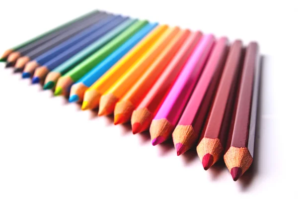 Fargede blyanter med lys bakgrunn – stockfoto